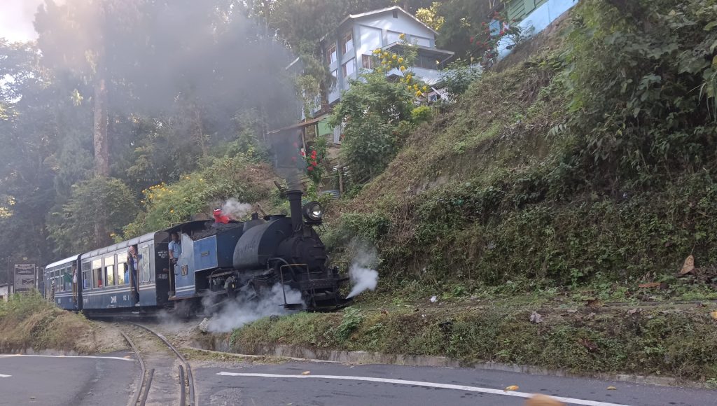 DARJEELING HIMALAYAN RAILWAY PICTURE